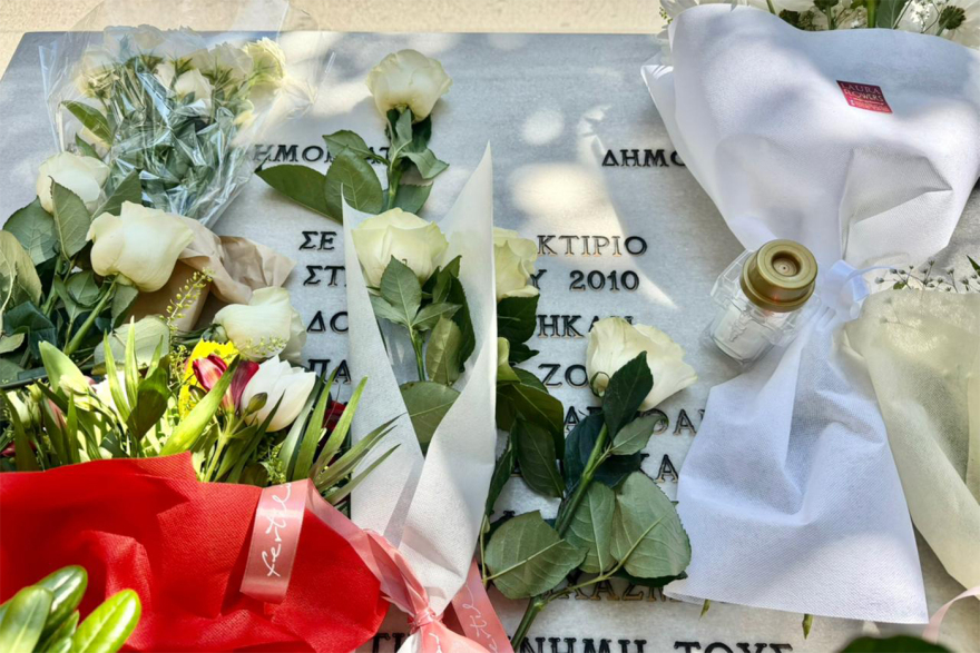 16 χρόνια από την τραγωδία της Marfin: Πολίτες αφήνουν λουλούδια για τα θύματα, δείτε εικόνες 