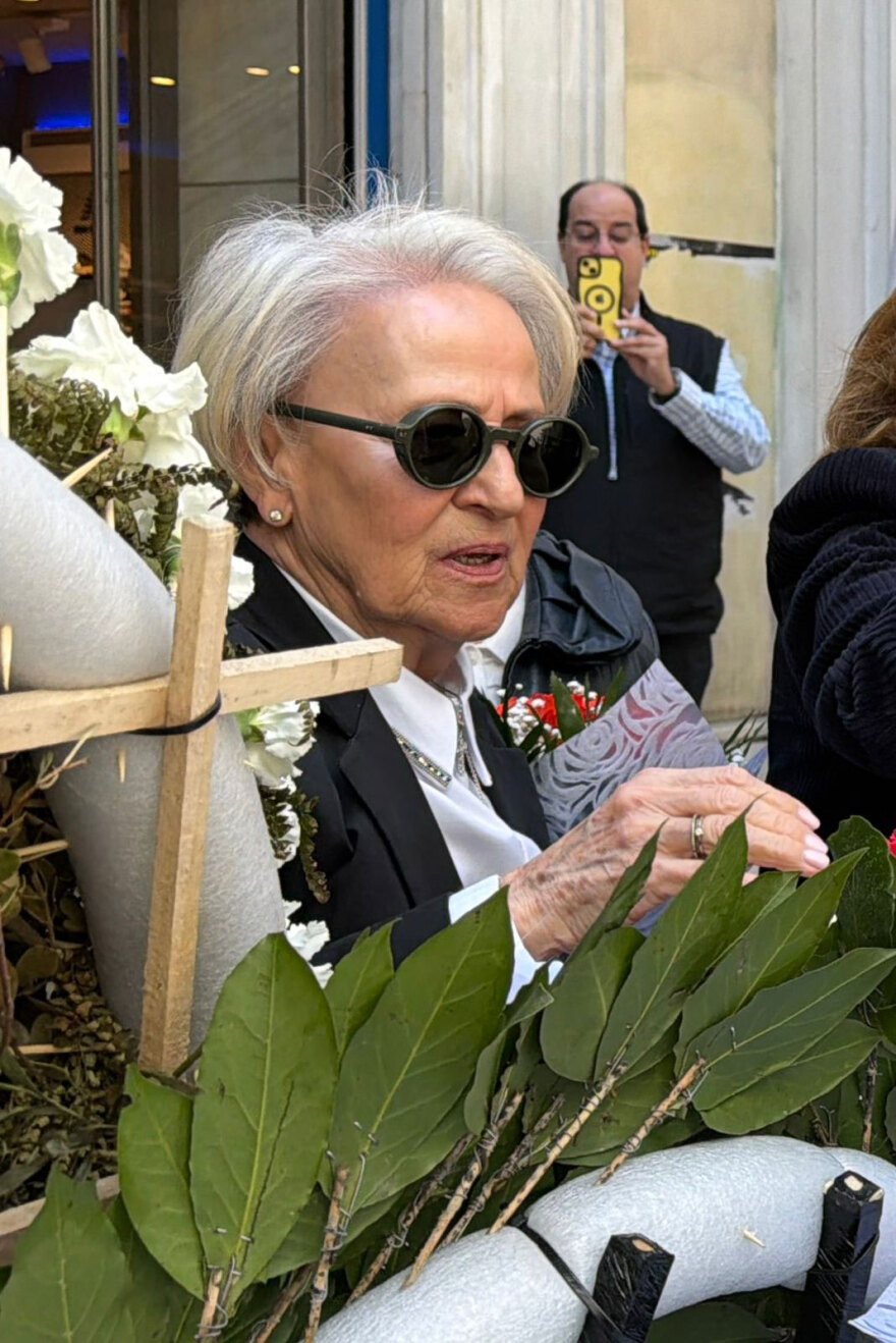 «Κάποια στιγμή το έγκλημα θα διαλευκανθεί»: Συγκινημένη η μητέρα της Αγγελικής Παπαθανασοπούλου άφησε λουλούδια στο σημείο της τραγωδίας της Marfin