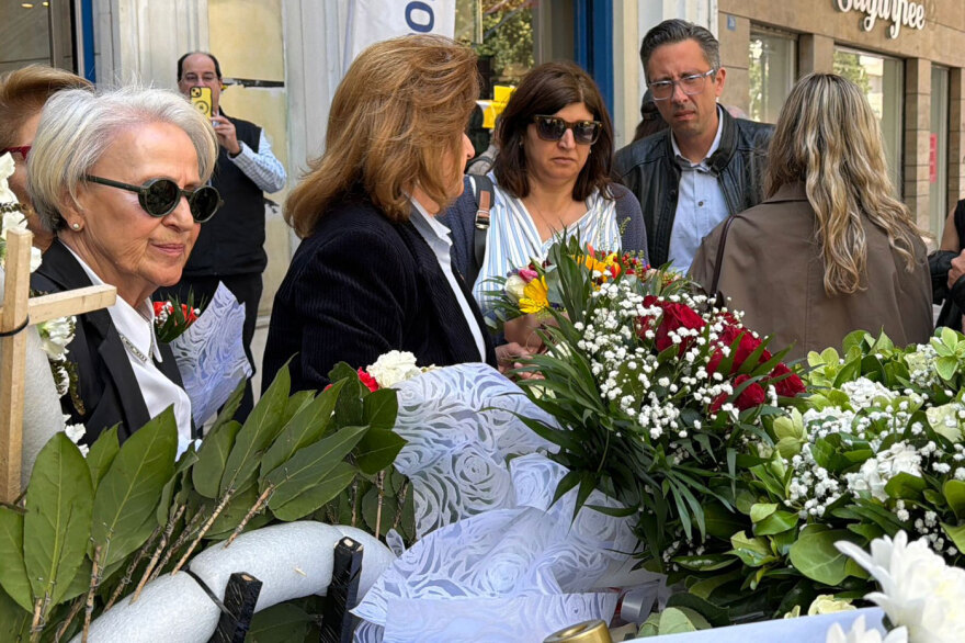 «Κάποια στιγμή το έγκλημα θα διαλευκανθεί»: Συγκινημένη η μητέρα της Αγγελικής Παπαθανασοπούλου άφησε λουλούδια στο σημείο της τραγωδίας της Marfin