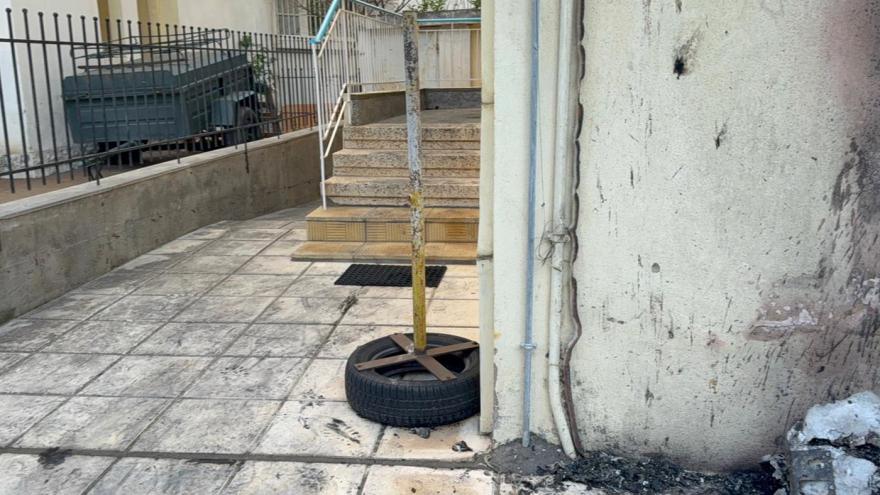 Θεσσαλονίκη: Μοτοσικλέτα έγινε παρανάλωμα του πυρός και οι φλόγες έφτασαν σε ένα σπίτι και δύο ΙΧ