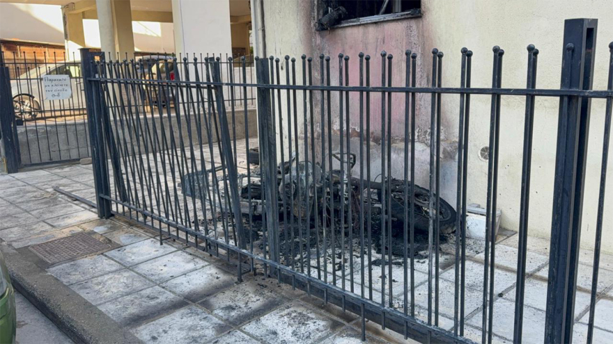 Θεσσαλονίκη: Μοτοσικλέτα έγινε παρανάλωμα του πυρός και οι φλόγες έφτασαν σε ένα σπίτι και δύο ΙΧ