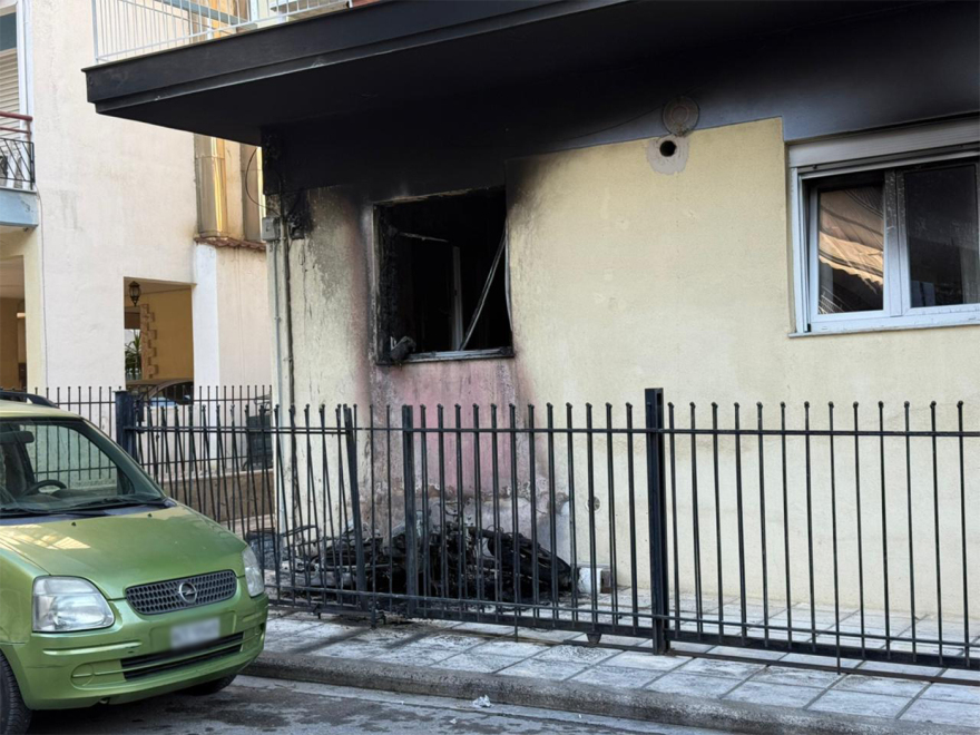 Θεσσαλονίκη: Μοτοσικλέτα έγινε παρανάλωμα του πυρός και οι φλόγες έφτασαν σε ένα σπίτι και δύο ΙΧ