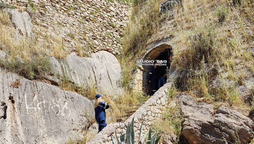 Νεαρός εγκλωβίστηκε στην Πύλη των Τόρων στο Ναύπλιο, επιχείρησε η Πυροσβεστική, δείτε βίντεο και φωτογραφίες