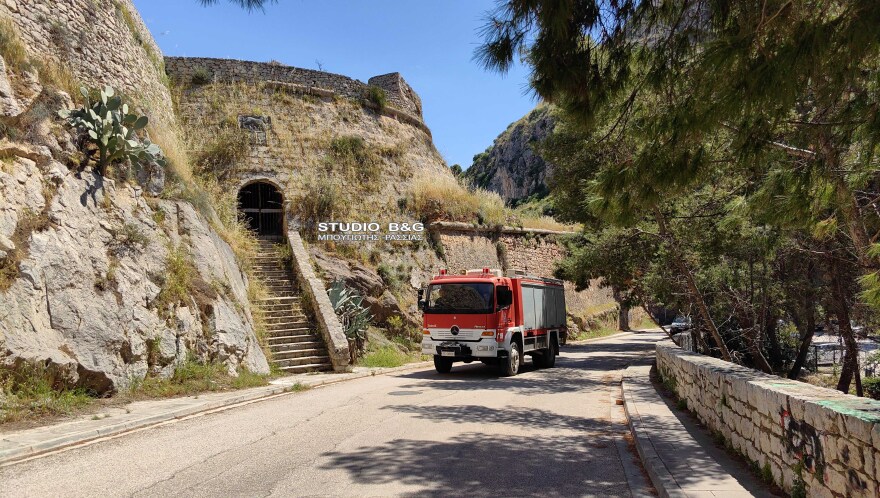 Νεαρός εγκλωβίστηκε στην Πύλη των Τόρων στο Ναύπλιο, επιχείρησε η Πυροσβεστική, δείτε βίντεο και φωτογραφίες