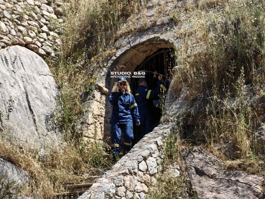 Νεαρός εγκλωβίστηκε στην Πύλη των Τόρων στο Ναύπλιο, επιχείρησε η Πυροσβεστική, δείτε βίντεο και φωτογραφίες