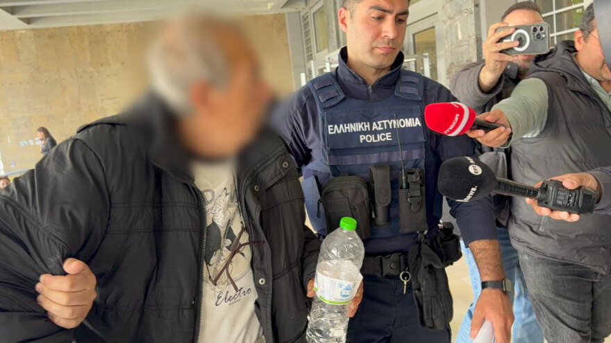 Στον ανακριτή ο 67χρονος που μπούκαρε με σφυρί σε τράπεζα της Θεσσαλονίκης: Πήγα γιατί δεν μπήκε ολόκληρη η σύνταξη, είπε στους δημοσιογράφους
