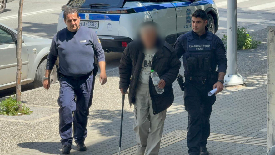Στον ανακριτή ο 67χρονος που μπούκαρε με σφυρί σε τράπεζα της Θεσσαλονίκης: Πήγα γιατί δεν μπήκε ολόκληρη η σύνταξη, είπε στους δημοσιογράφους
