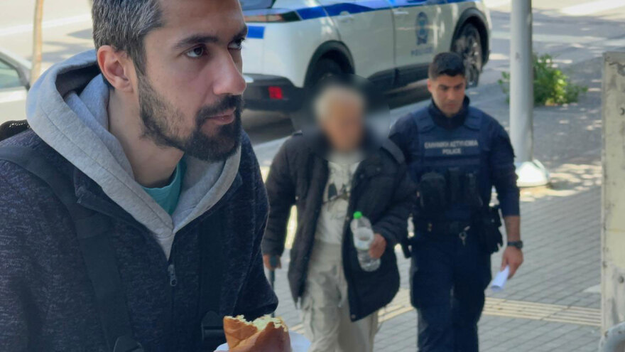 Στον ανακριτή ο 67χρονος που μπούκαρε με σφυρί σε τράπεζα της Θεσσαλονίκης: Πήγα γιατί δεν μπήκε ολόκληρη η σύνταξη, είπε στους δημοσιογράφους
