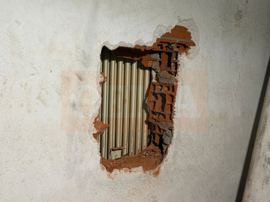 Από αυτή την τρύπα στον τοίχο μπήκαν οι διαρρήκτες στο μεσιτικό γραφείο στη Θεσσαλονίκη, δείτε φωτογραφίες