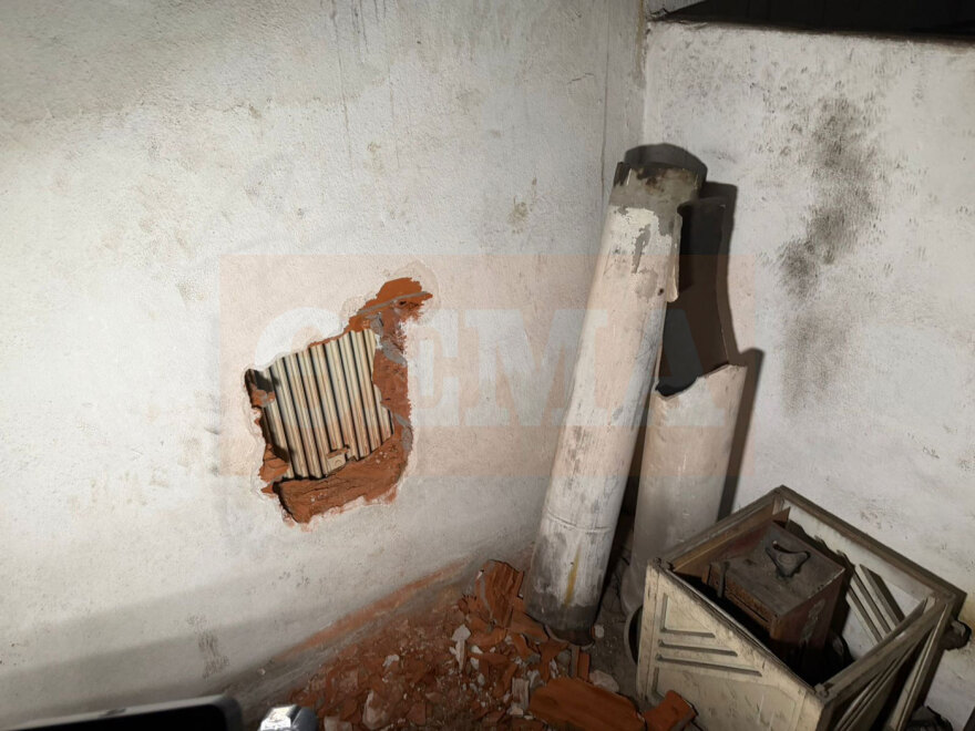 Από αυτή την τρύπα στον τοίχο μπήκαν οι διαρρήκτες στο μεσιτικό γραφείο στη Θεσσαλονίκη, δείτε φωτογραφίες