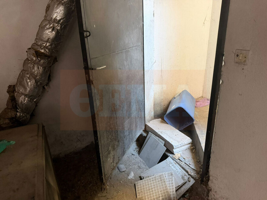 Από αυτή την τρύπα στον τοίχο μπήκαν οι διαρρήκτες στο μεσιτικό γραφείο στη Θεσσαλονίκη, δείτε φωτογραφίες