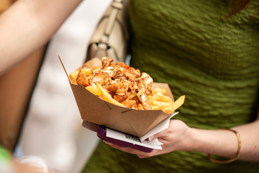 Athens Street Food Festival: Γιορτάζει δέκα χρόνια και μας καλεί στο παλιό αμαξοστάσιο στο Γκάζι για ένα ταξίδι στις κουζίνες όλου του κόσμου