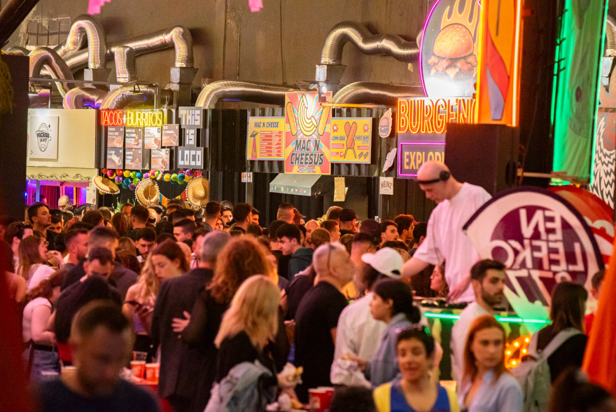 Athens Street Food Festival: Γιορτάζει δέκα χρόνια και μας καλεί στο παλιό αμαξοστάσιο στο Γκάζι για ένα ταξίδι στις κουζίνες όλου του κόσμου