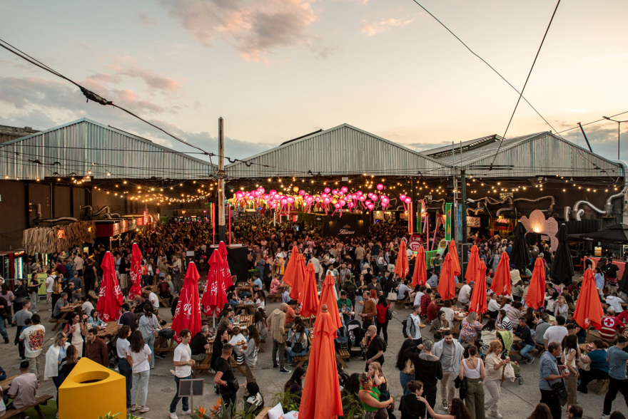 Athens Street Food Festival: Γιορτάζει δέκα χρόνια και μας καλεί στο παλιό αμαξοστάσιο στο Γκάζι για ένα ταξίδι στις κουζίνες όλου του κόσμου