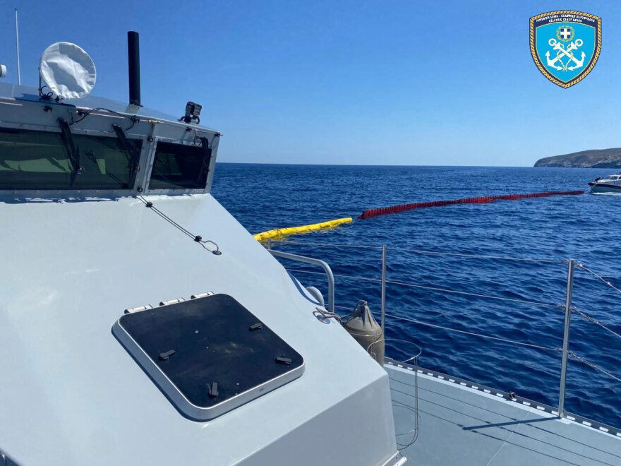 Βίντεο και φωτογραφίες από την τοποθέτηση πλωτού φράγματος μετά τη βύθιση του φορτηγού πλοίου στην Άνδρο 