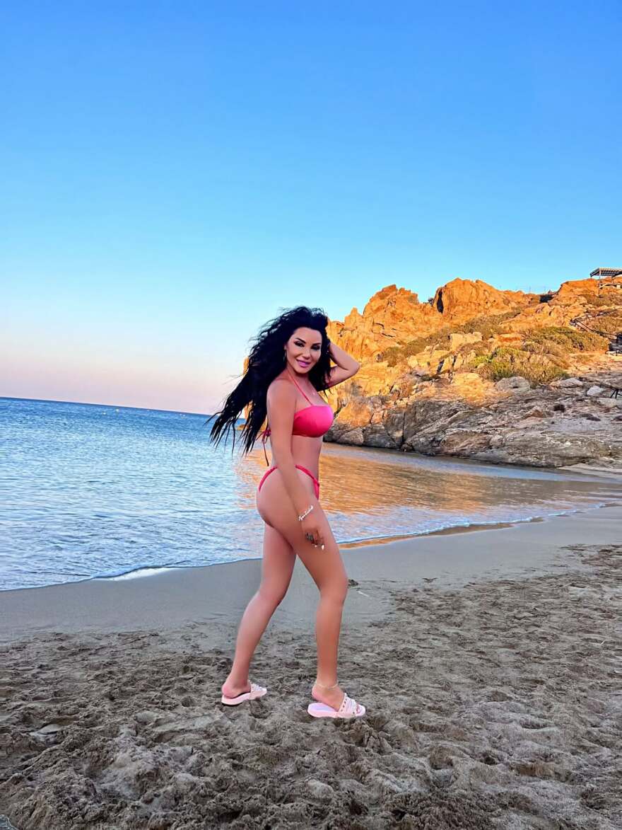 Η Πόπη Μαλιωτάκη ποζάρει στην παραλία: «Η ζωή με μπικίνι είναι πάντα πιο καλή»