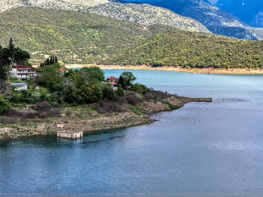 Εικόνες: Η λίμνη του Μόρνου «κατάπιε» ξανά το χωριό Κάλλιο, σημαντική ανάσα στα αποθέματα νερού, τι δείχνουν τα στοιχεία