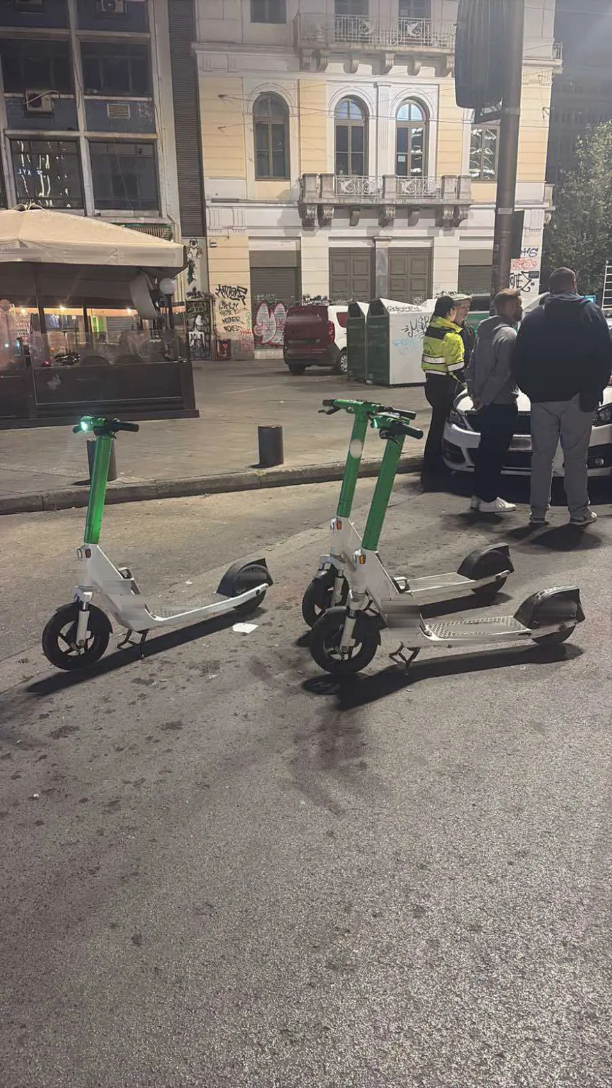 Οδηγούσαν ηλεκτρικό πατίνι χωρίς κράνος και με επικίνδυνους ελιγμούς στη Λ. Βουλιαγμένης, δείτε βίντεο 