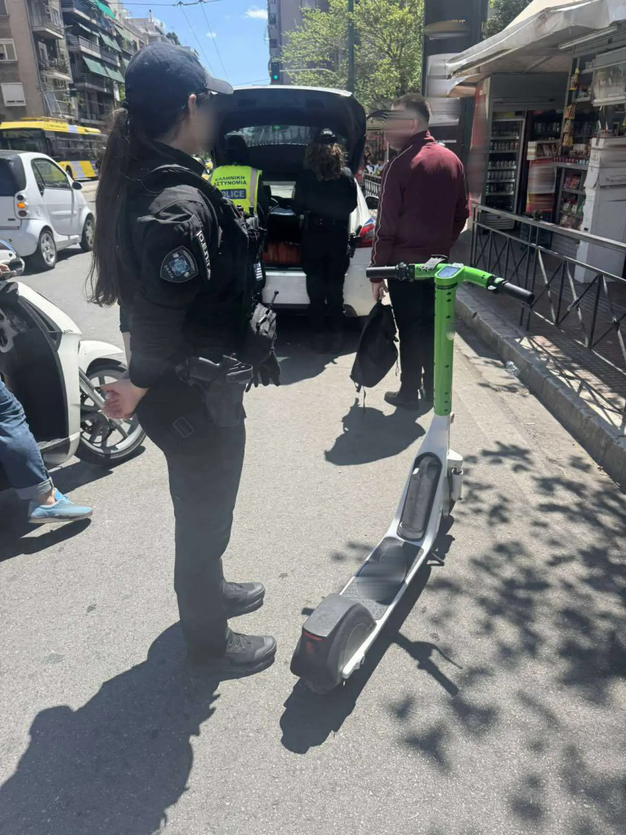Οδηγούσαν ηλεκτρικό πατίνι χωρίς κράνος και με επικίνδυνους ελιγμούς στη Λ. Βουλιαγμένης, δείτε βίντεο 