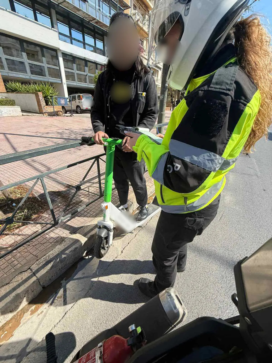 Οδηγούσαν ηλεκτρικό πατίνι χωρίς κράνος και με επικίνδυνους ελιγμούς στη Λ. Βουλιαγμένης, δείτε βίντεο 