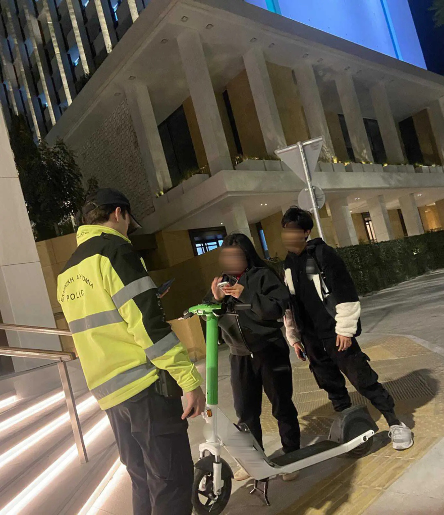 Οδηγούσαν ηλεκτρικό πατίνι χωρίς κράνος και με επικίνδυνους ελιγμούς στη Λ. Βουλιαγμένης, δείτε βίντεο 