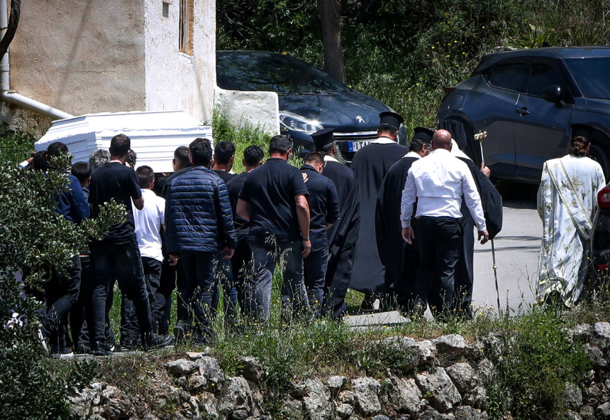 Οργισμένη στην κηδεία η αδερφή του 21χρονου Νικήτα στο Ηράκλειο: «Φύγετε, ήρθατε τώρα που τον σκότωσαν» φώναζε μαζί με συγγενείς σε αστυνομικούς