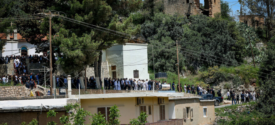 Οργισμένη στην κηδεία η αδερφή του 21χρονου Νικήτα στο Ηράκλειο: «Φύγετε, ήρθατε τώρα που τον σκότωσαν» φώναζε μαζί με συγγενείς σε αστυνομικούς