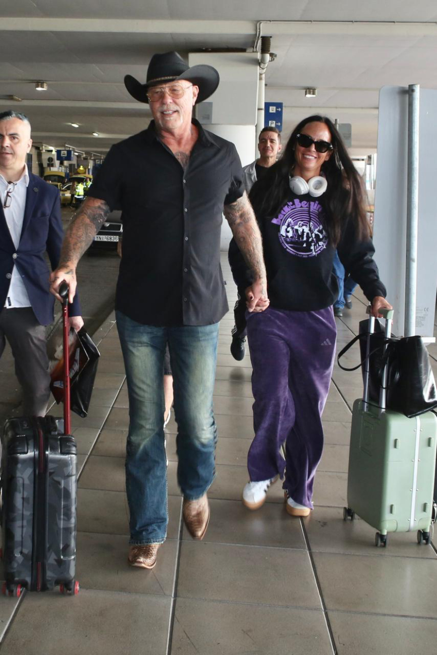 Ο frontman των Metallica Τζέιμς Χέτφιλντ χέρι χέρι με την αρραβωνιαστικιά του στο Ελευθέριος Βενιζέλος