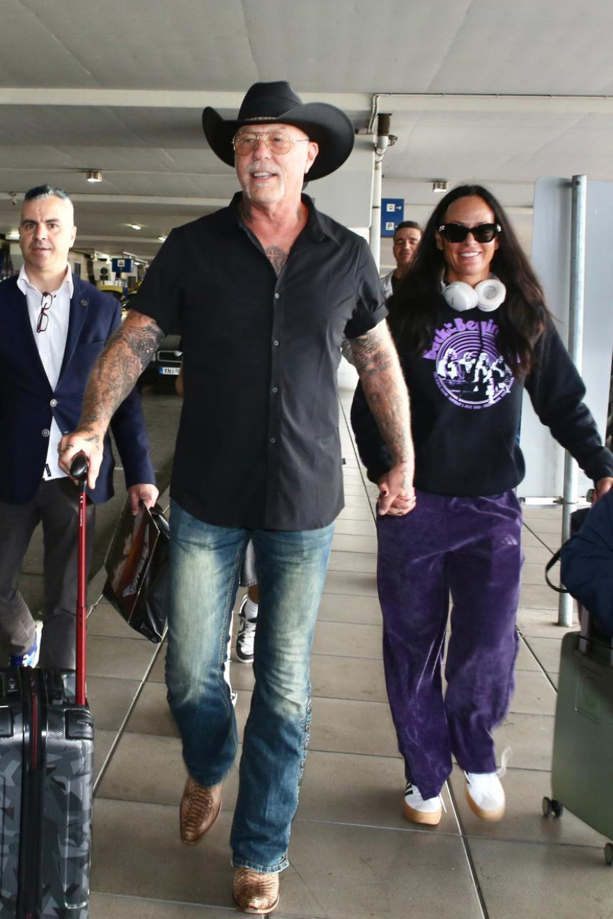 Ο frontman των Metallica Τζέιμς Χέτφιλντ χέρι χέρι με την αρραβωνιαστικιά του στο Ελευθέριος Βενιζέλος