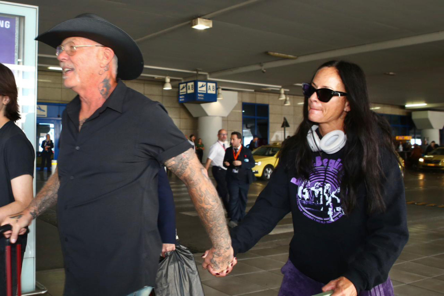 Ο frontman των Metallica Τζέιμς Χέτφιλντ χέρι χέρι με την αρραβωνιαστικιά του στο Ελευθέριος Βενιζέλος