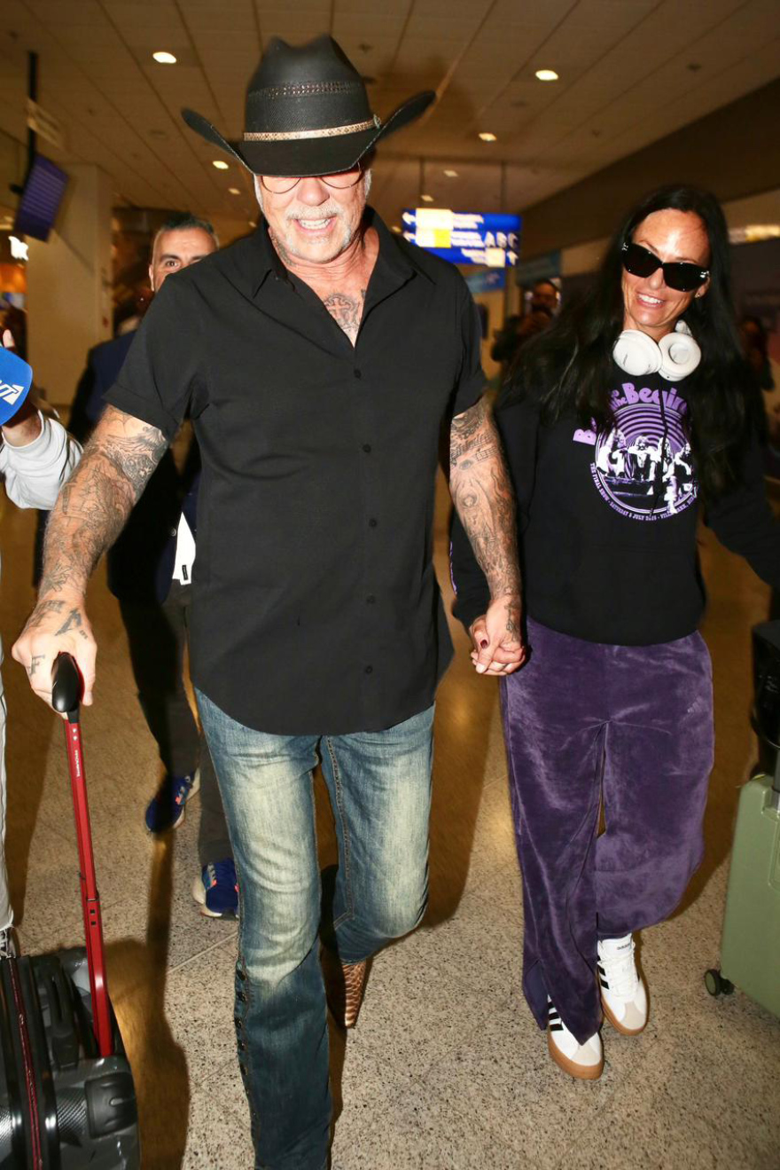 Ο frontman των Metallica Τζέιμς Χέτφιλντ χέρι χέρι με την αρραβωνιαστικιά του στο Ελευθέριος Βενιζέλος