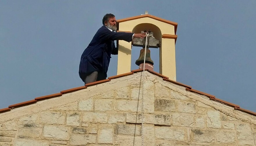 Ιερόσυλος στην Κρήτη γάζωσε καμπαναριό εκκλησίας, η αγανακτισμένη ανάρτηση του ιερέα, φωτογραφίες