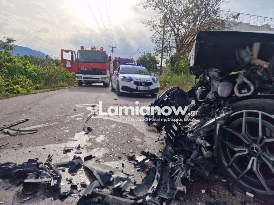Σφοδρή σύγκρουση δύο αυτοκινήτων στη Λαμία, εγκλωβίστηκε οδηγός, δείτε βίντεο και φωτογραφίες 