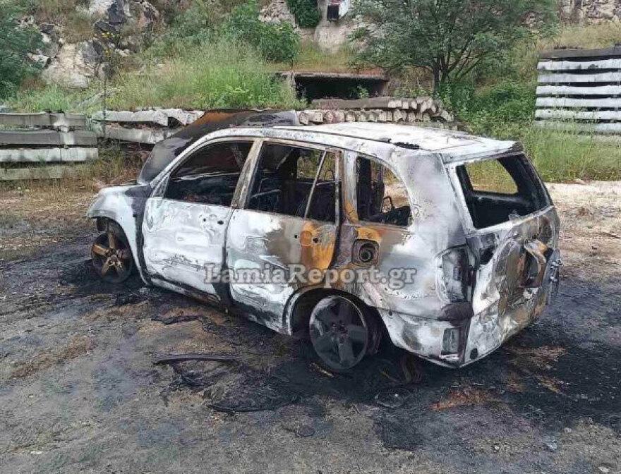 70 ετών ο άνδρας που έβαλε φωτιά στο αυτοκίνητο του και αυτοκτόνησε στον Δομοκό, δείτε εικόνες