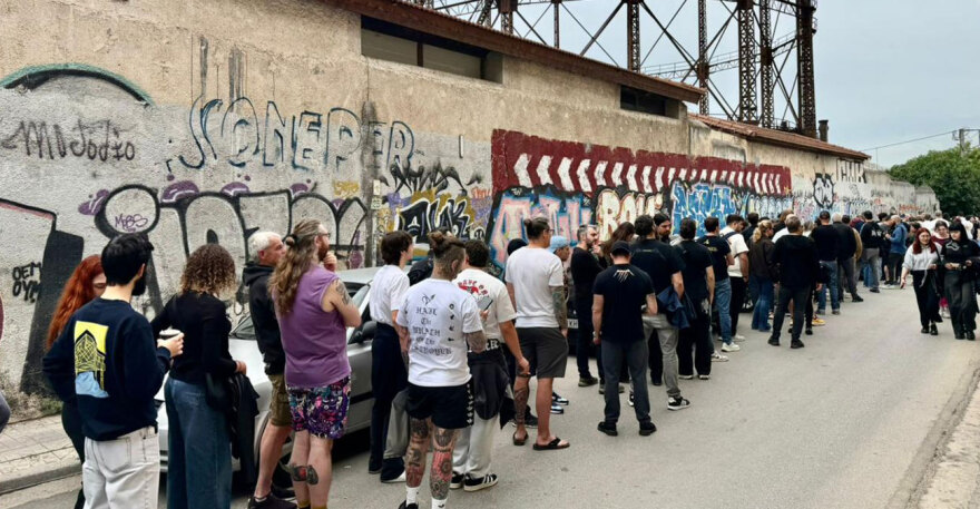 Χαμός στην Τεχνόπολη για τους Metallica: Τεράστιες ουρές σε pop up κατάστημα με συλλεκτικά προϊόντα, δείτε βίντεο