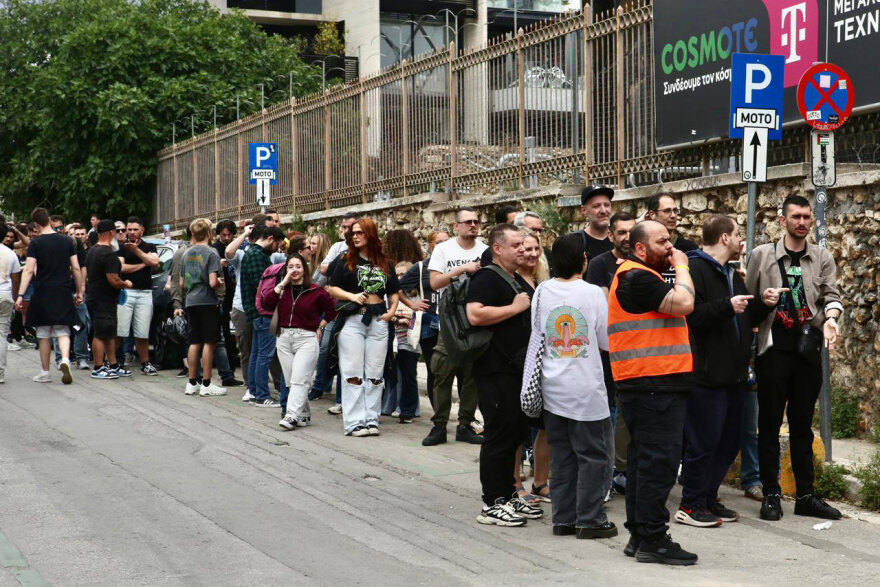 Χαμός στην Τεχνόπολη για τους Metallica: Τεράστιες ουρές σε pop up κατάστημα με συλλεκτικά προϊόντα, δείτε βίντεο