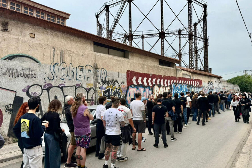 Χαμός στην Τεχνόπολη για τους Metallica: Τεράστιες ουρές σε pop up κατάστημα με συλλεκτικά προϊόντα, δείτε βίντεο