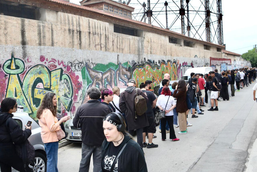 Χαμός στην Τεχνόπολη για τους Metallica: Τεράστιες ουρές σε pop up κατάστημα με συλλεκτικά προϊόντα, δείτε βίντεο