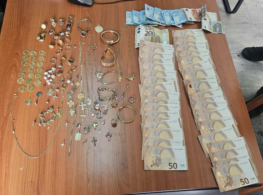 Συνελήφθη ζευγάρι στον Άγιο Παντελεήμονα με χρυσές λίρες, κοσμήματα και όπλο