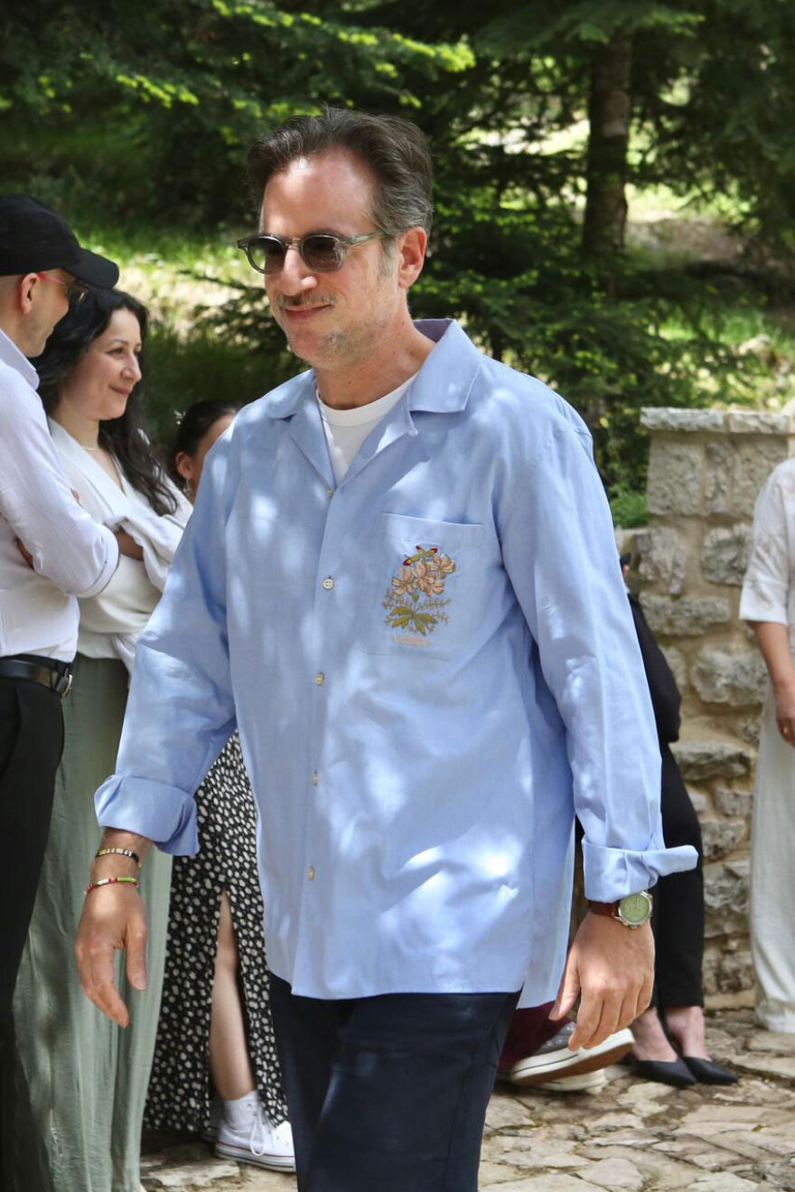 Ο Πάνος Μουζουράκης και η Μαριλού Κόζαρη βάφτισαν τον γιο τους, νονά η Έλενα Παπαρίζου, δείτε βίντεο και φωτογραφίες