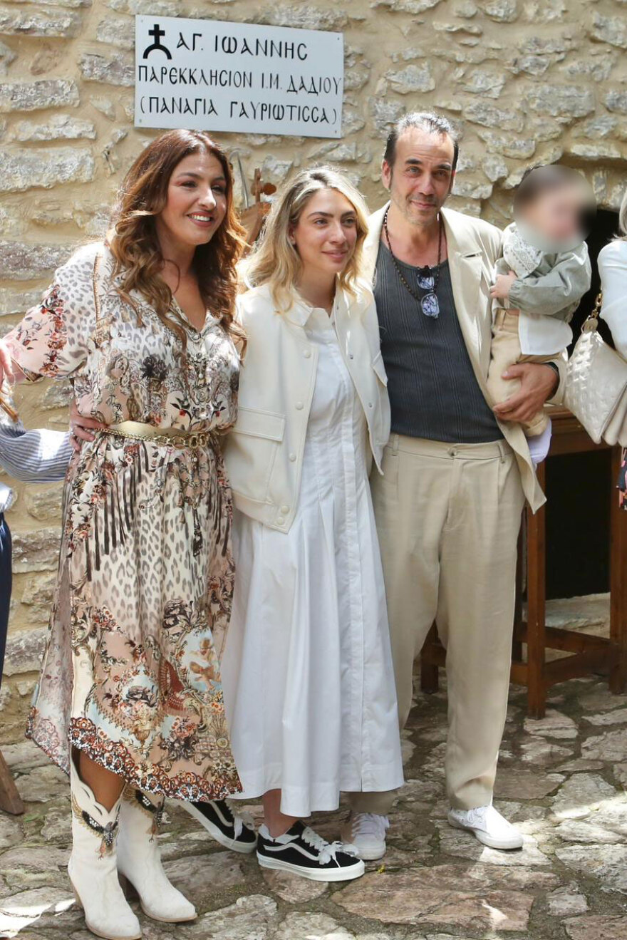 Ο Πάνος Μουζουράκης και η Μαριλού Κόζαρη βάφτισαν τον γιο τους, νονά η Έλενα Παπαρίζου, δείτε βίντεο και φωτογραφίες