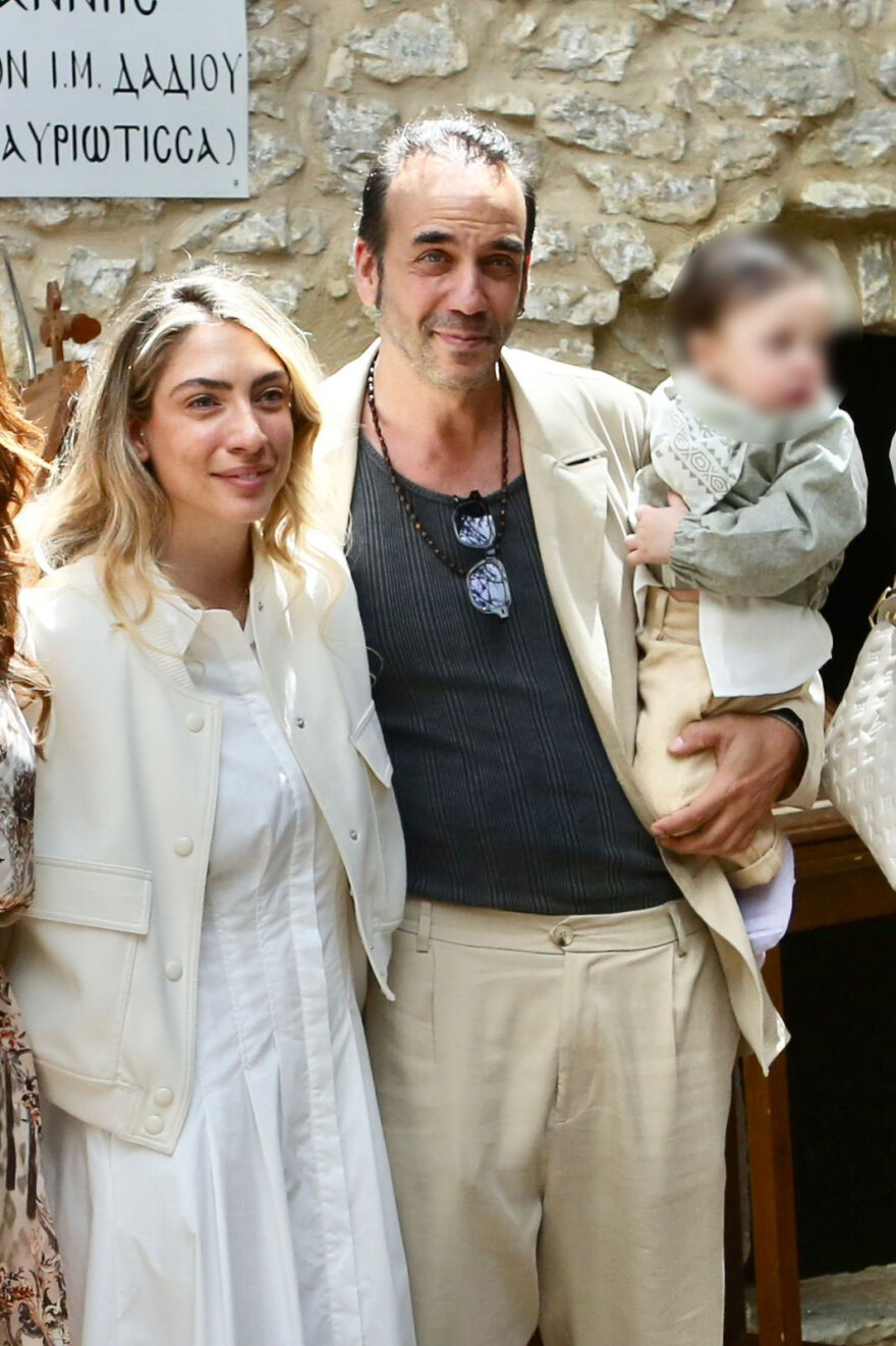 Ο Πάνος Μουζουράκης και η Μαριλού Κόζαρη βάφτισαν τον γιο τους, νονά η Έλενα Παπαρίζου, δείτε βίντεο και φωτογραφίες