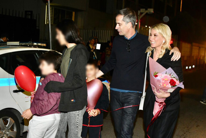 Ο συγκινητικός αποχαιρετισμός της Σίας Κοσιώνη στο τελευταίο δελτίο του ΣΚΑΪ, η υπόκλιση του Βασίλη Χιώτη και η έκπληξη έξω από τον σταθμό