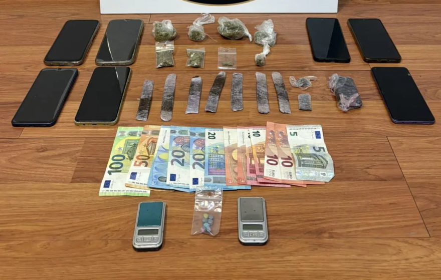 Καρέ καρέ η έφοδος των αστυνομικών σε διαμέρισμα σπείρας ναρκωτικών στα Εξάρχεια, 5 συλλήψεις