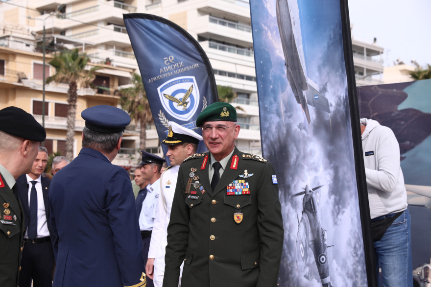 Εντυπωσιακή αεροπορική επίδειξη στον Φλοίσβο για τα 95 χρόνια της Πολεμικής Αεροπορίας, δείτε φωτογραφίες 