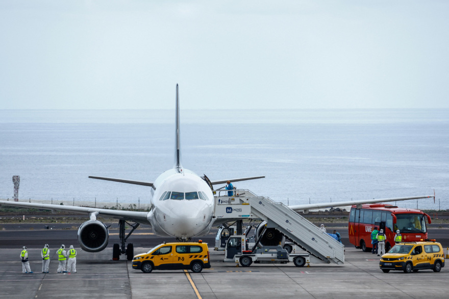 Οι πρώτες εικόνες από την αποβίβαση των επιβατών του MV Hondius μετά τα κρούσματα χανταϊού, δείτε βίντεο και φωτογραφίες 