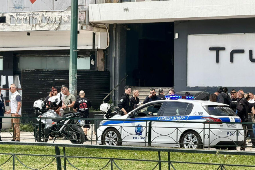 Καλλιθέα: Η στιγμή της σύλληψης του μεθυσμένου που πυροβόλησε με ούζι και τραυμάτισε γυναίκα σε μπαρ (βίντεο)