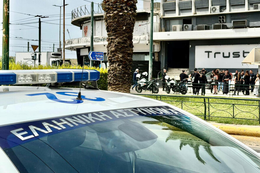 Καλλιθέα: Η στιγμή της σύλληψης του μεθυσμένου που πυροβόλησε με ούζι και τραυμάτισε γυναίκα σε μπαρ (βίντεο)