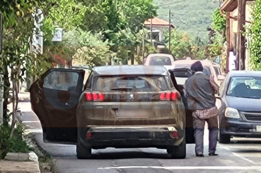 Ένοπλη ληστεία σε τράπεζα στην Κάτω Τιθορέα, η στιγμή που οι δράστες φεύγουν ψύχραιμοι με 200.000 ευρώ