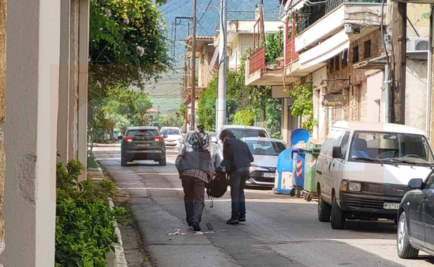 Ένοπλη ληστεία σε τράπεζα στην Κάτω Τιθορέα, η στιγμή που οι δράστες φεύγουν ψύχραιμοι με 200.000 ευρώ